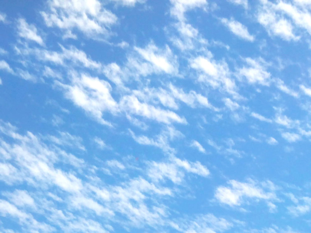 Photo d'un ciel bleu illustrant l'effet respirant du home staging/omsteiging