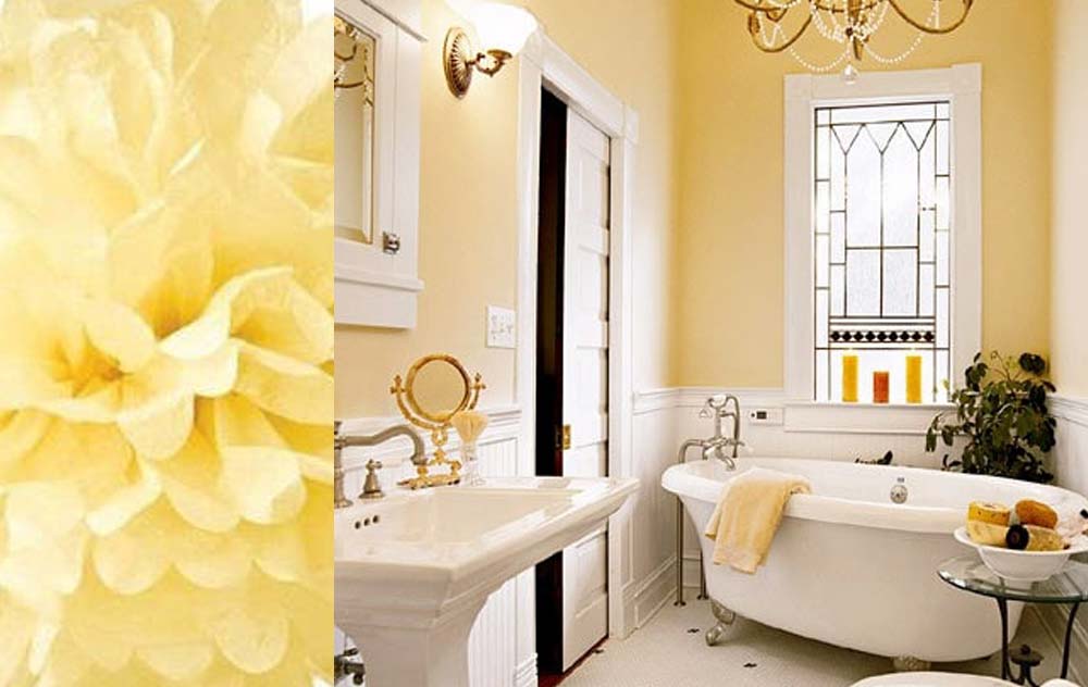 Salle de bain avec murs peints en jaune pâle