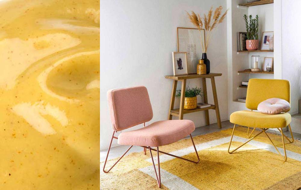 Salon avec fauteuil et tapis jaune moutarde